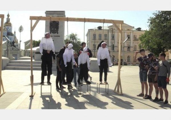 "Ветер депутатов качал": В Харькове повесили чучела депутатов, голосовавших за проспект Жукова