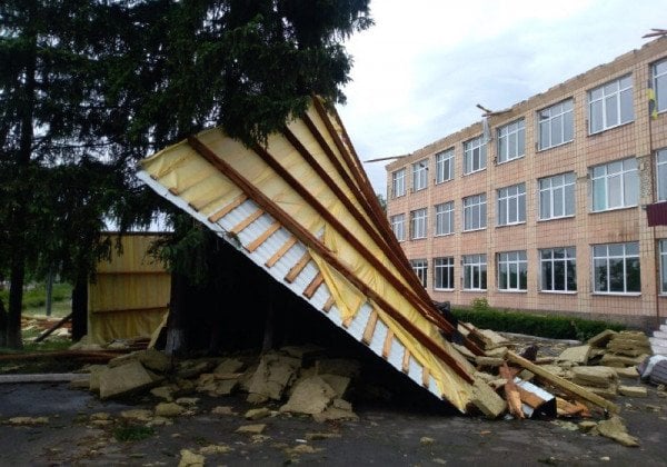 Набедокурил ураган: на Полесье стихия содрала крышу школы