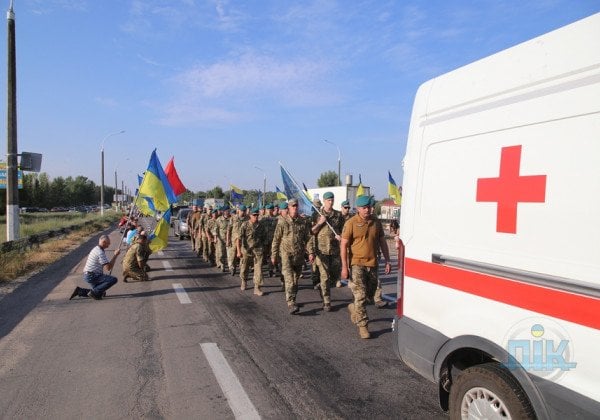 Встречали на коленях: в Херсоне провожают в последний путь убитую боевиками медика