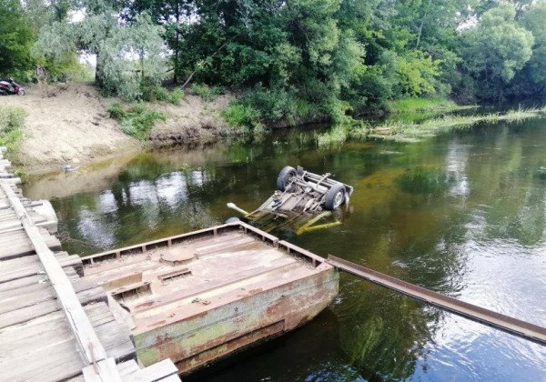 Смертельное ЧП: под Черниговом легковушка с моста влетела в реку, опубликованы фото