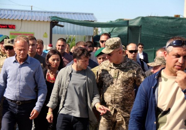 "Находим деньги и строим": Зеленский поговорил с людьми в Станице Луганской