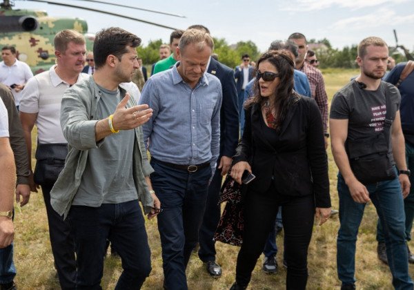 Чипировали? Раскрыт секрет таинственных браслетов Зеленского