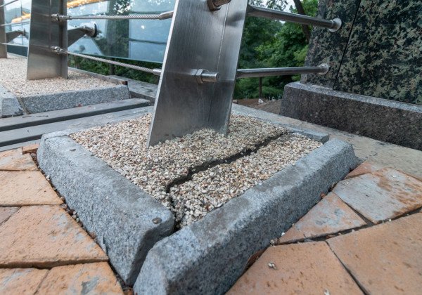 На скандальном мосту Кличко в Киеве заметили новые трещины