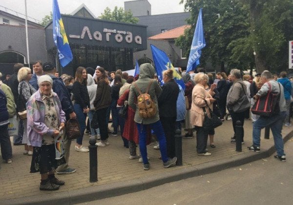 Партия Медведчука с Бойко нагнала толпу в поддержку NewsOne:опубликованы фото