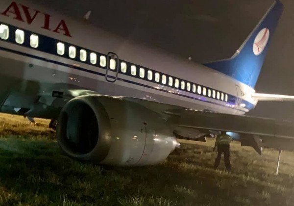 "Е*ать колотить, ползет на брюхе": самолет Минск-Киев с людьми на борту вынесло в поле - видео