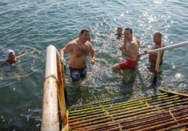 "Вода-то в море холодная": Сеть взорвалась после купания Зеленского и команды в Черном море