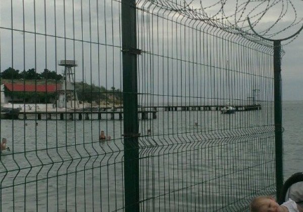 "На колени смерды, так вам и надо": любители блинов с лопаты льют слезы из-за "оккупации" пляжей в Крыму