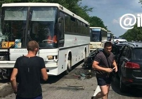 Колонна автобусов с детьми попала в аварию на трассе под Мелитополем
