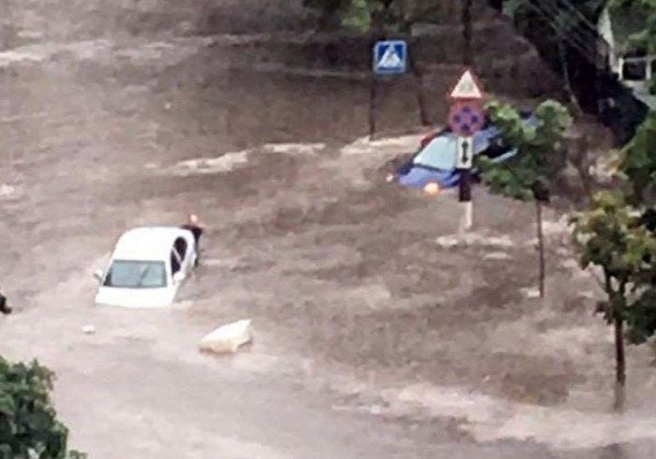 В Киеве мощный ливень превратил улицы в полноводные реки