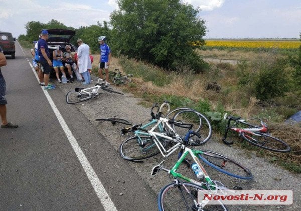 Под Николаевом автомобиль сбил группу детей-велосипедистов