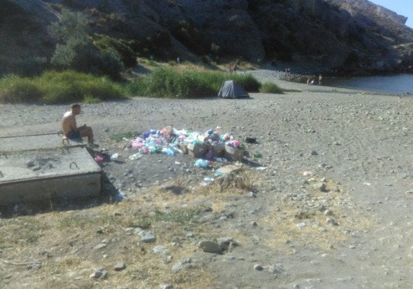 Утопает в мусоре: шокирующие фото пляжного Крыма