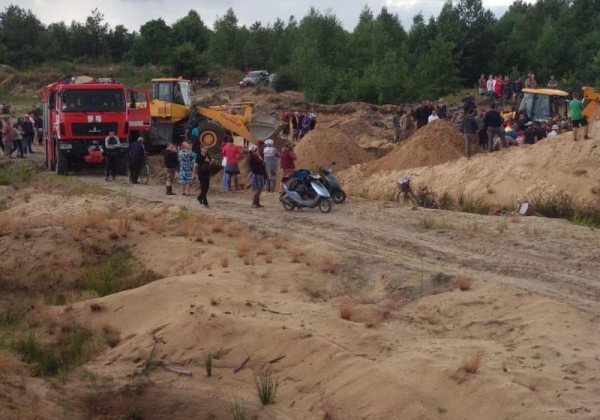 На Ровенщине в карьере песком засыпало детей, есть жертва