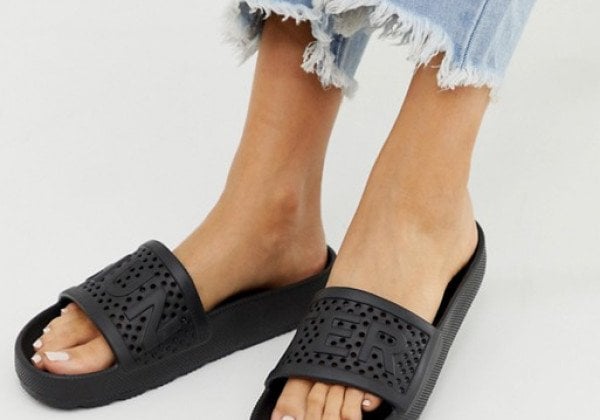 Модный летний must have 2019 – папины шлепанцы: с чем сочетать и куда носить