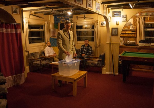 Избирательный участок – в баре, а урна – бокс для еды: как голосовали на выборах полярники в Антарктиде