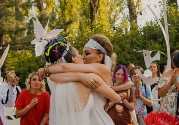 В Украине состоялась первая однополая свадьба: опубликованы фото и видео