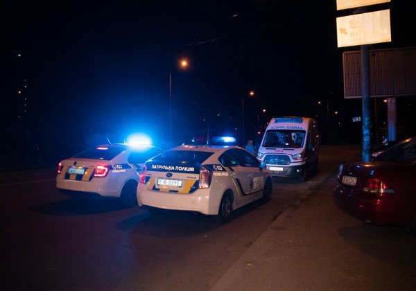 В Киеве толпа поиздевалась над прохожим: удар бутылкой по голове и избиение