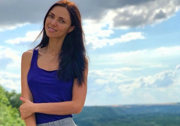 "Мм, какая курочка": Вика из НеАнгелов в бикини расхаживает со своим петушком