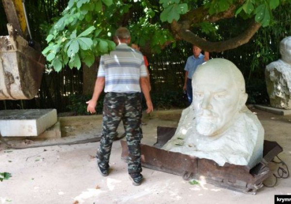 В Ялте на место статуи богини Флоры установили бюст Ленина