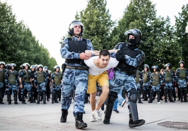 Более 1000 задержанных: фото и видео жестокого разгона протестов в Москве