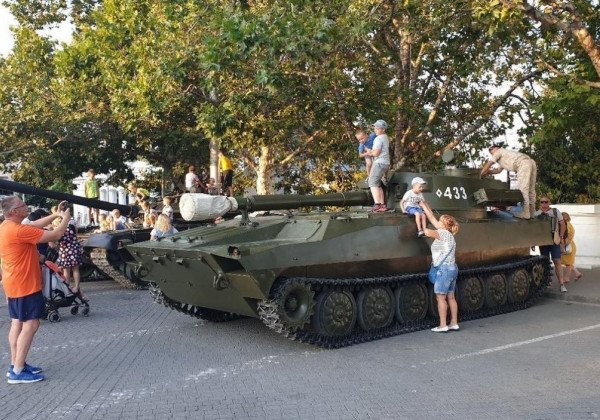 "Понаехавшая худоба, дебилы, позорище": в Сети обсуждают скрепы на параде в Крыму - фото