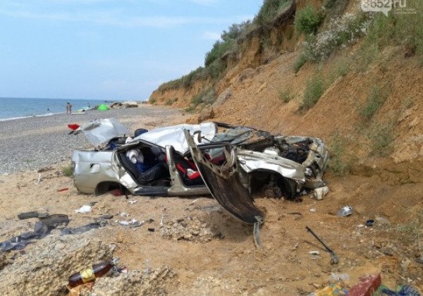 В Крыму автомобиль рухнул с обрыва на пляж с людьми - фото