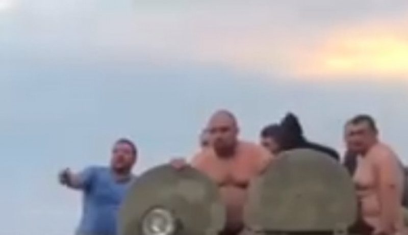 "Уродов повесить, БТР на передовую": полуголые "свинячие рыла" устроили "сафари" в Харькове - видео