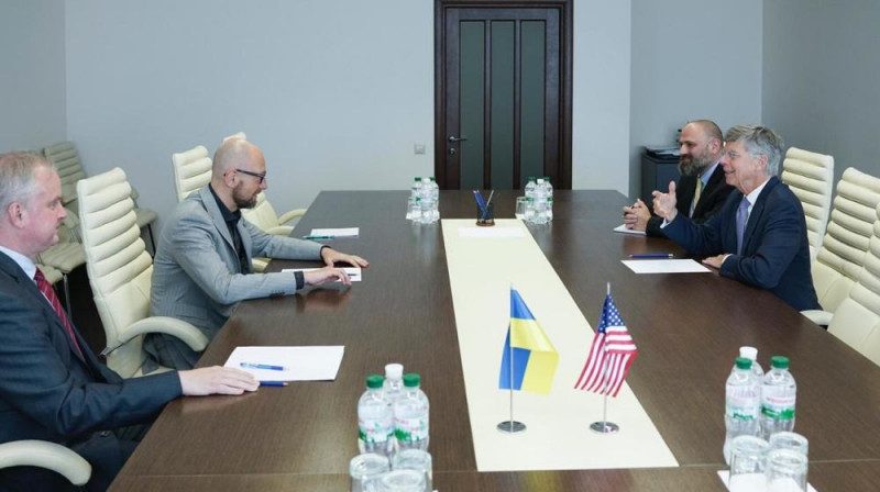 Яценюк обсудил сотрудничество США и Украины с американским поверенным Тейлором
