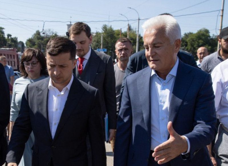 Новое пари Зеленского: еще один чиновник пообещал уволиться, если не отремонтирует мост