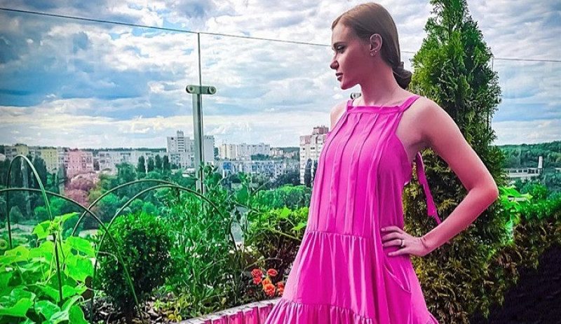 Разведенная Слава Каминская показала свой цветочек в облегающем купальнике