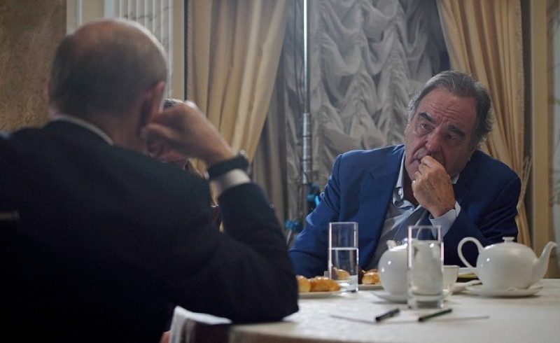 Пошел по стопам Медведчука: Оливер Стоун попросил Путина стать его кумом