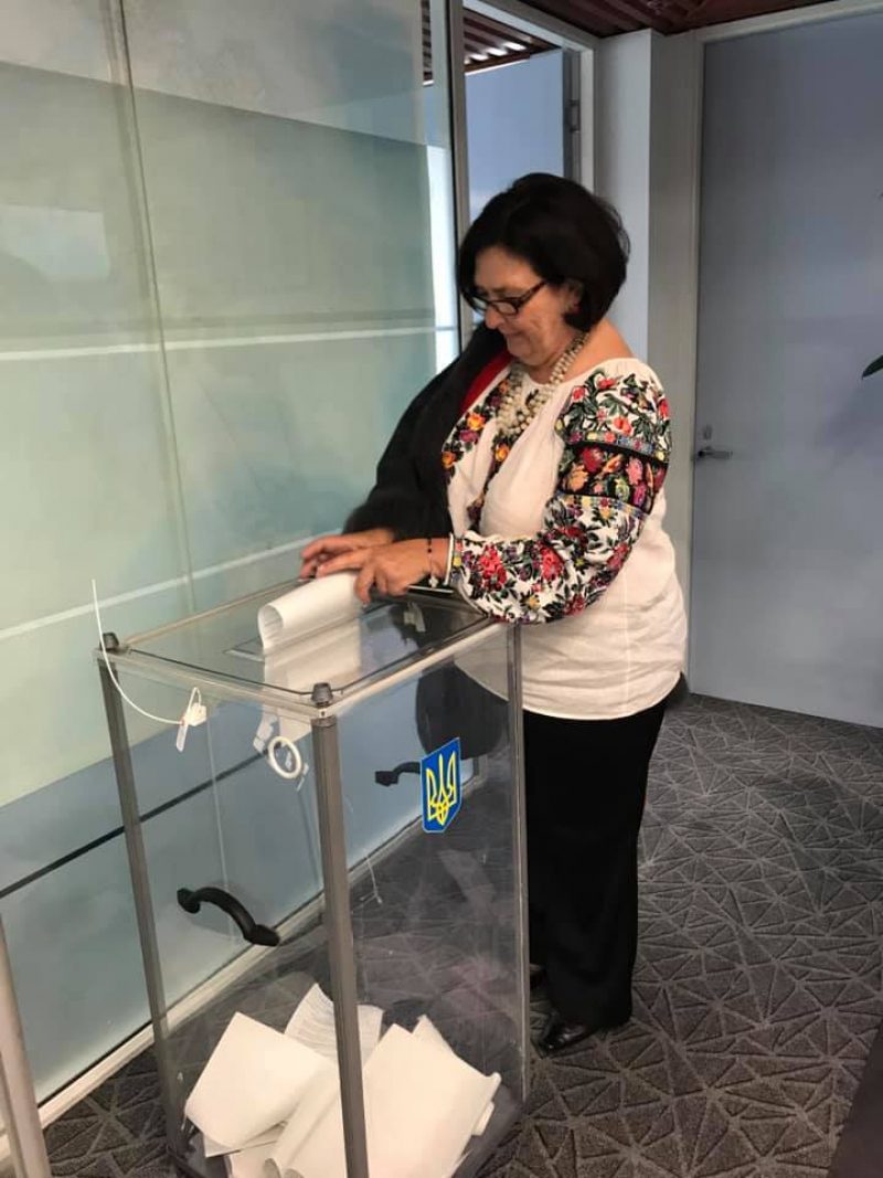 Голосуют в вышиванках: как украинцы за границей отдают свои голоса на выборах в Раду