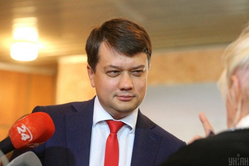 "Очень приятно, царь!": в Сети высмеяли поведение Разумкова