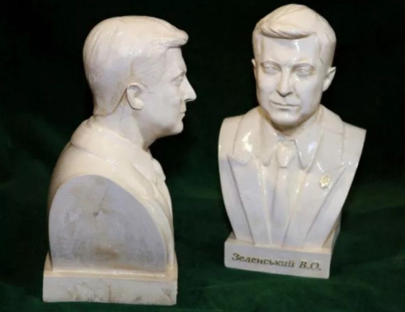 На OLX начали торговать бюстами Зеленского