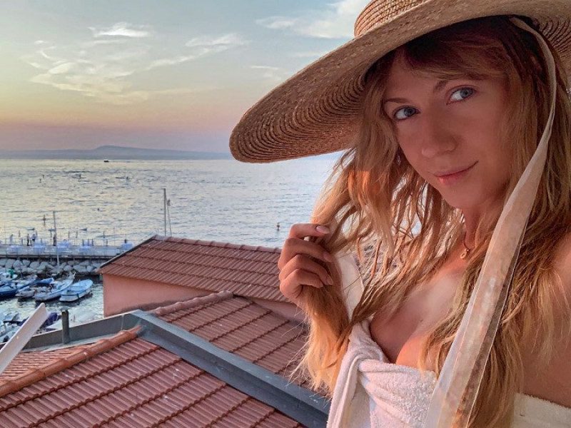 "С бывшими мужьями": Никитюк заинтриговала коллективным снимком