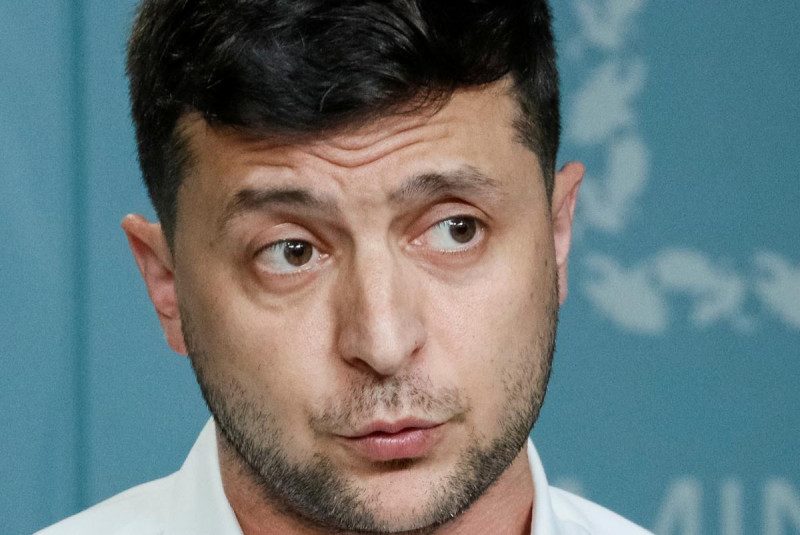 "Зеленский уволил Короля Артура": Соцсети знатно похохотали над указом президента