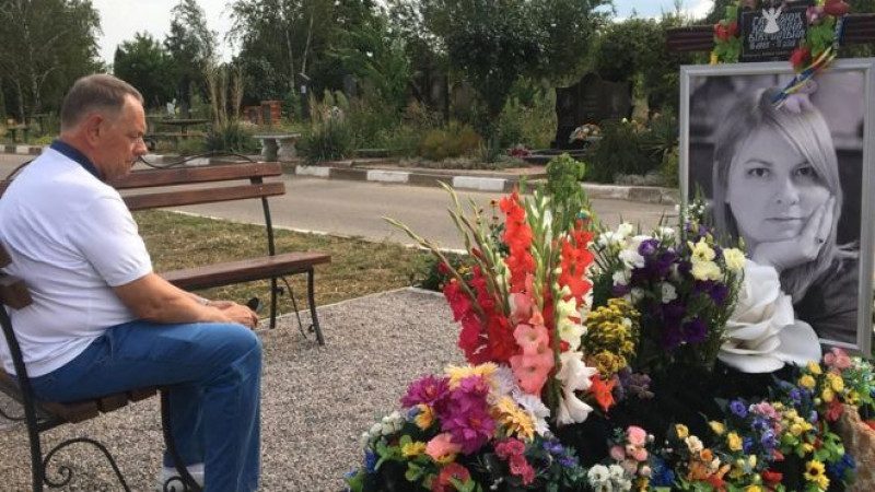 "Кожа чернела, слезала и шипела": отец Гандзюк показал жуткие фото обугленного тела дочери