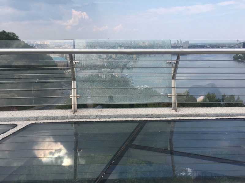 На скандальном мосту Кличко снова треснуло стекло: на этот раз боковое