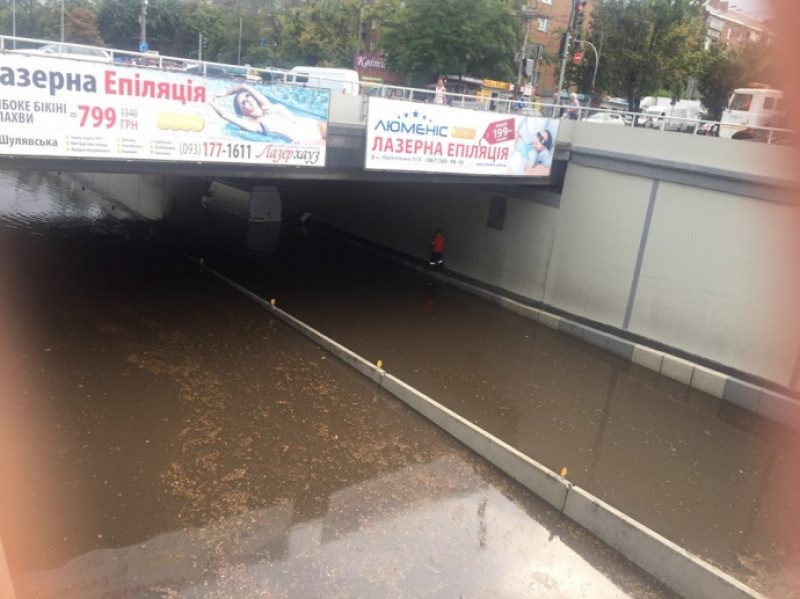 В Киеве "пошла под воду" станция метро (фото)