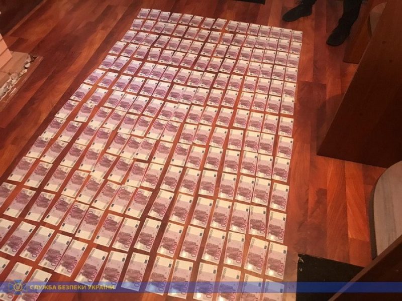 Двое жителей оккупированного Донецка хотели сбыть в Киеве 300 тысяч фальшивых евро (фото)