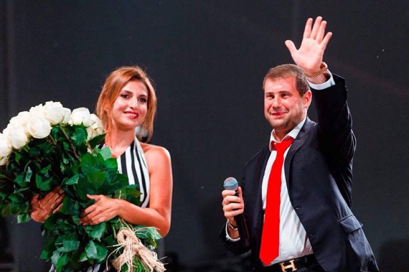 Муж знаменитой певицы скрывается в Украине от международного розыска