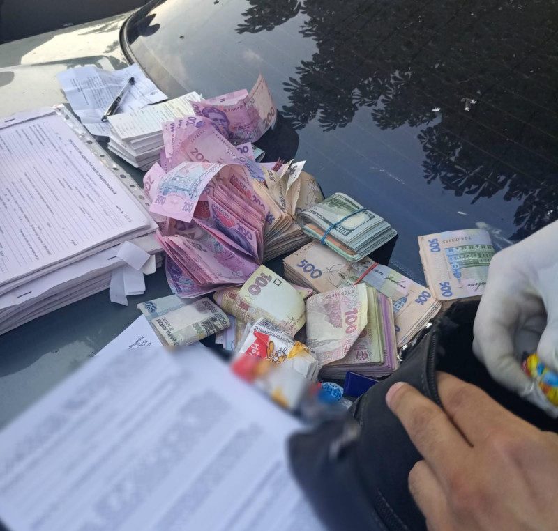 50 тысяч гривен за смену: ГПУ поймали на крупных взятках патрульного блокпоста на Донбассе