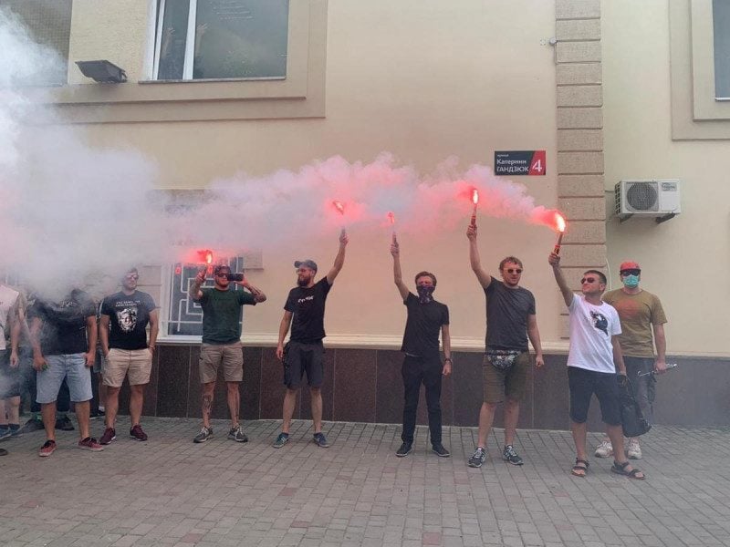Убийство Гандзюк: активисты жгли файера под полицией и домами заказчиков