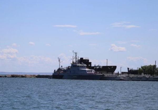 Захваченные украинские корабли перемещены в пределах стоянки судов Генмол, утверждает блогер Захваченные украинские корабли перемещены в пределах стоянки судов Генмол, утверждает блогер