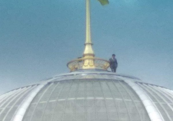 Зеленский на куполе Рады. Или не Зеленский? Зеленский на куполе Рады. Или не Зеленский?