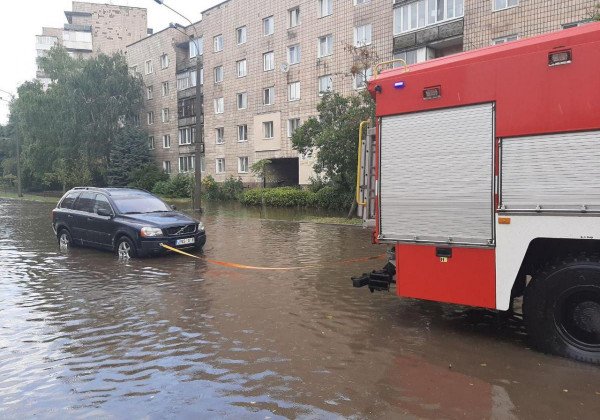 В Ровно был ливень, подтоплены улицы и дома В Ровно был ливень, подтоплены улицы и дома