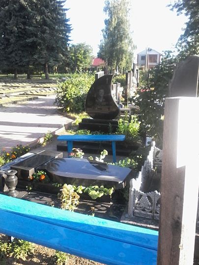 На Житомирщине раскурочили памятники на могилах бойцов АТО