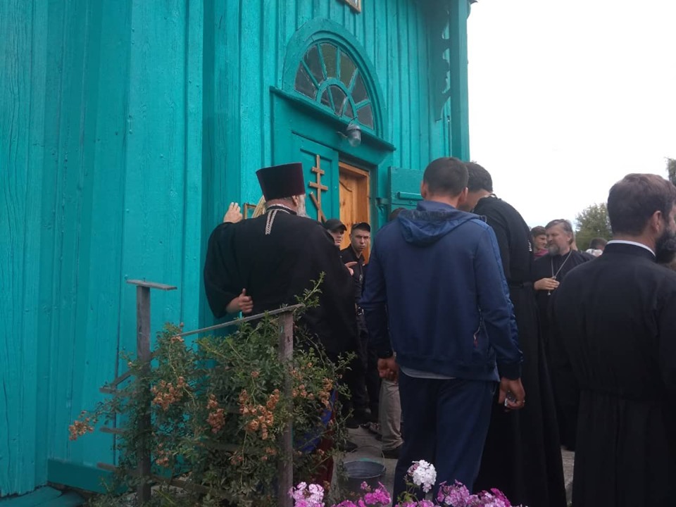 Под Киевом священники ПЦУ захватили храм УПЦ КП