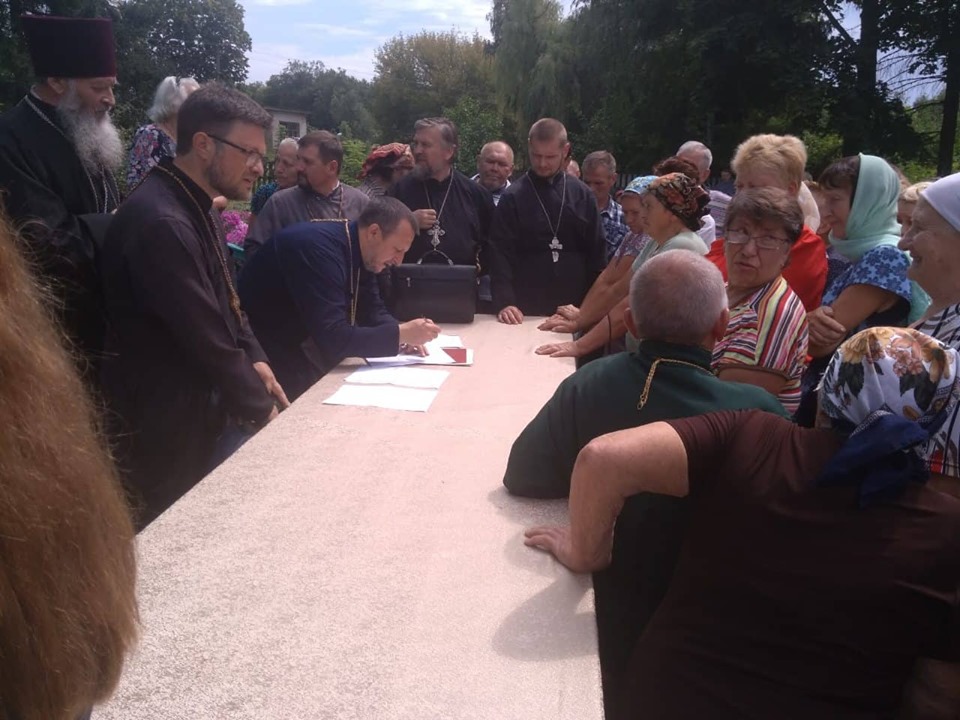 Под Киевом священники ПЦУ захватили храм УПЦ КП