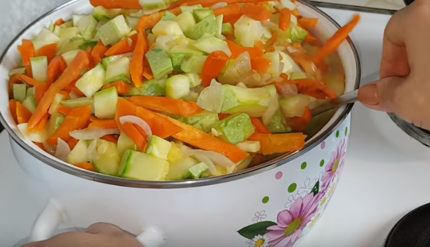 Икра кабачковая на зиму, как в магазине, готовится менее чем за 2 часа Икра кабачковая на зиму, как в магазине, готовится менее чем за 2 часа