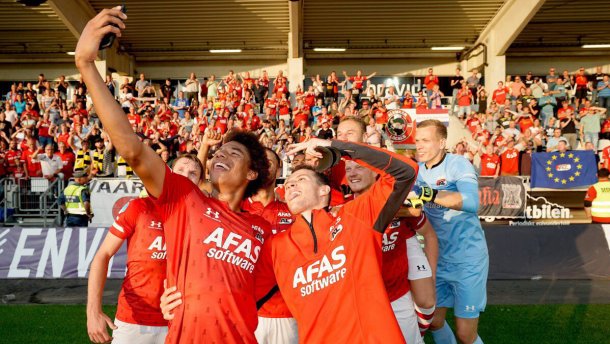 Футболисты АЗ радуются очередному успеху